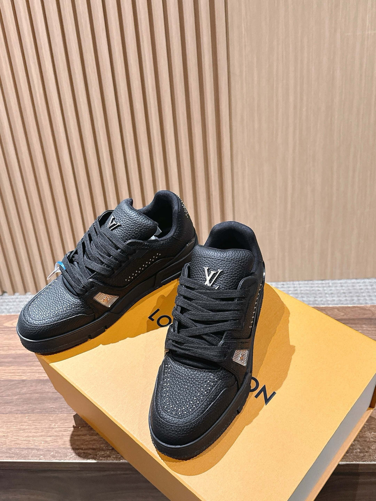 Trainer Black Textured