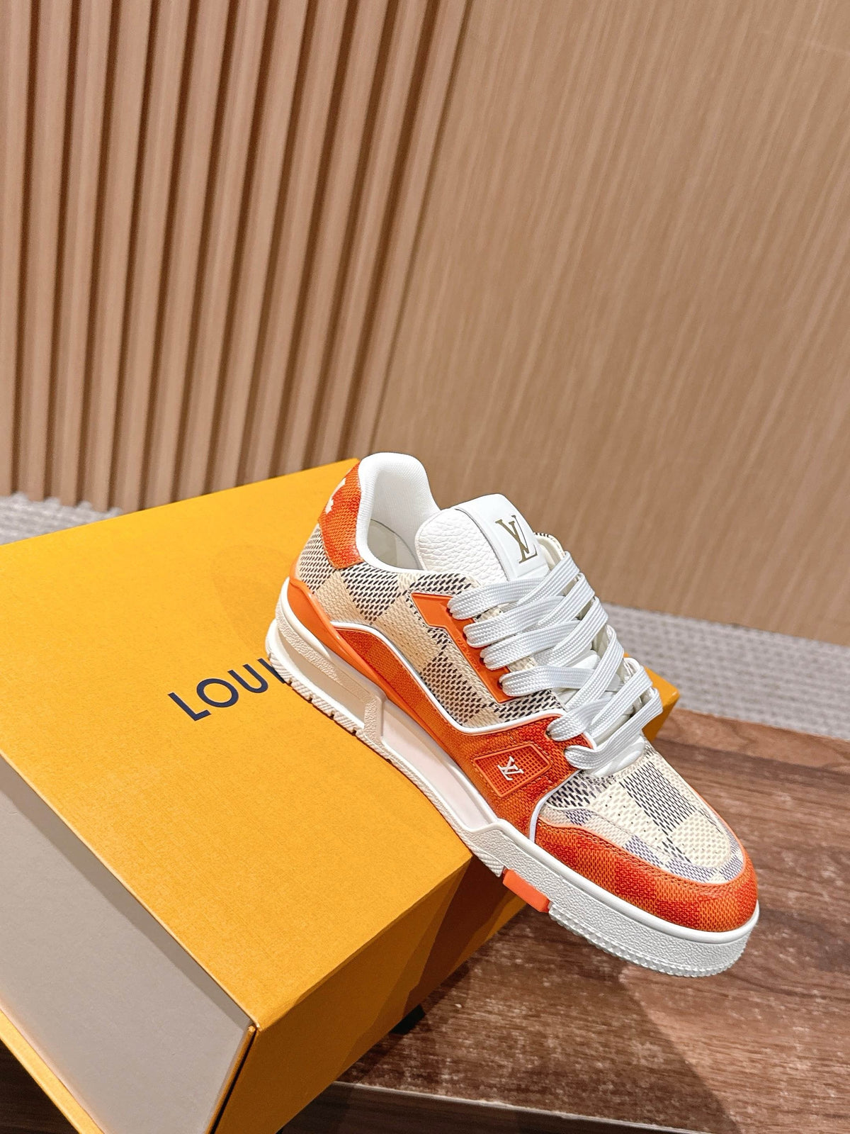 Trainer Orange