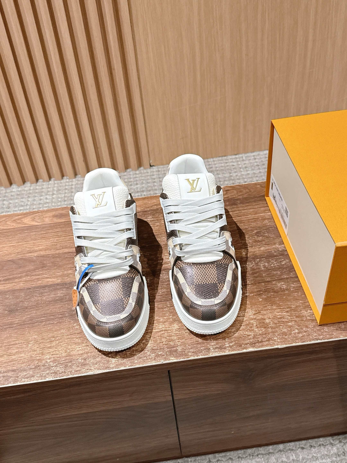 Trainer Orange