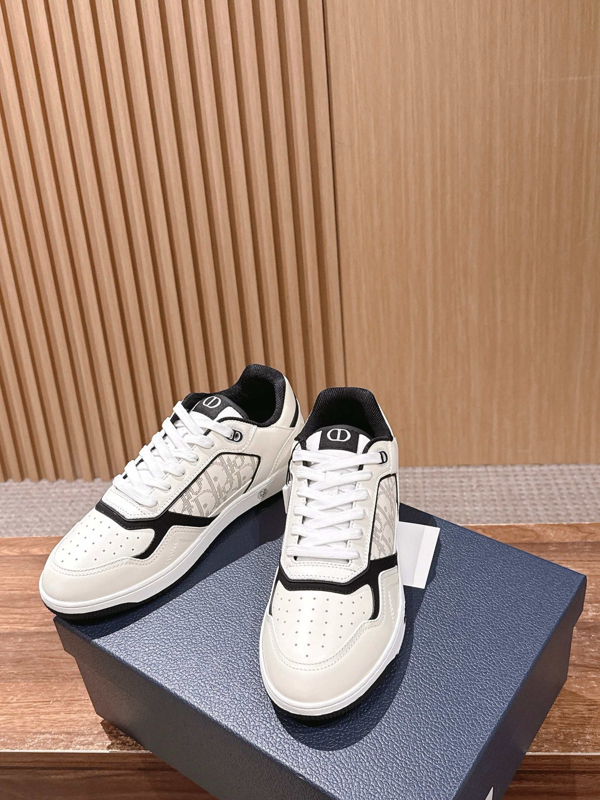 Leather Low-Top Black Grained Sneakers - Men's