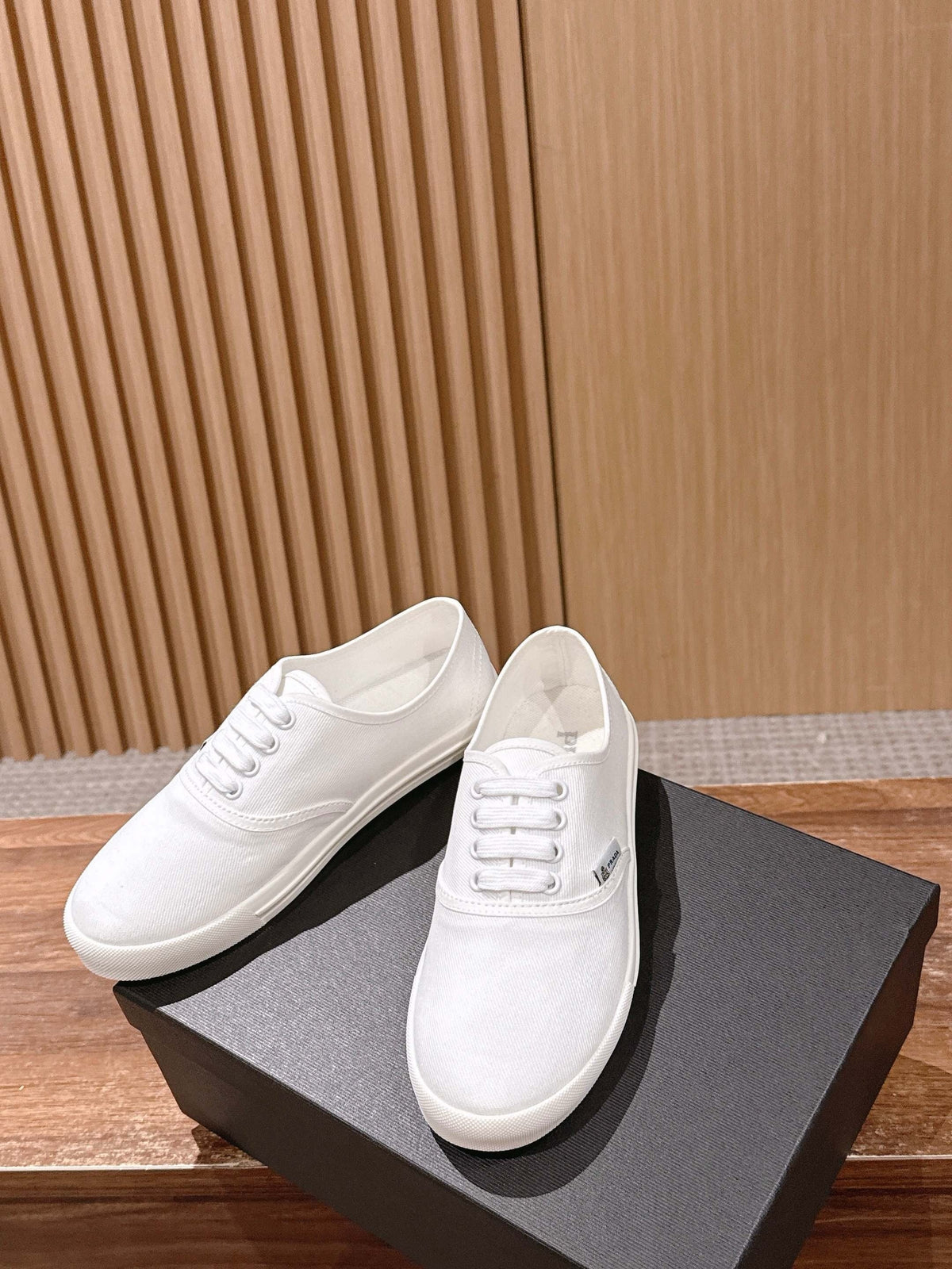 Black Canvas Contrast Sole Low-Top - Women's