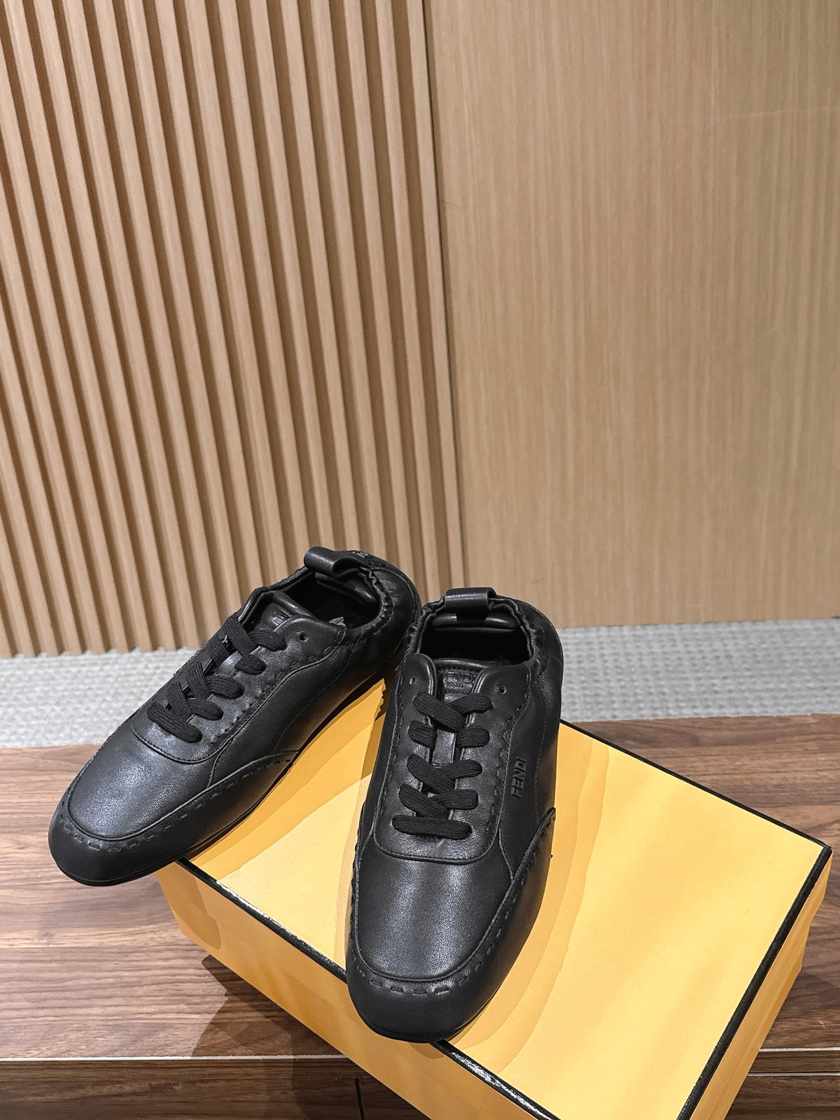 Cream Leather Plain Low-Top - Men's