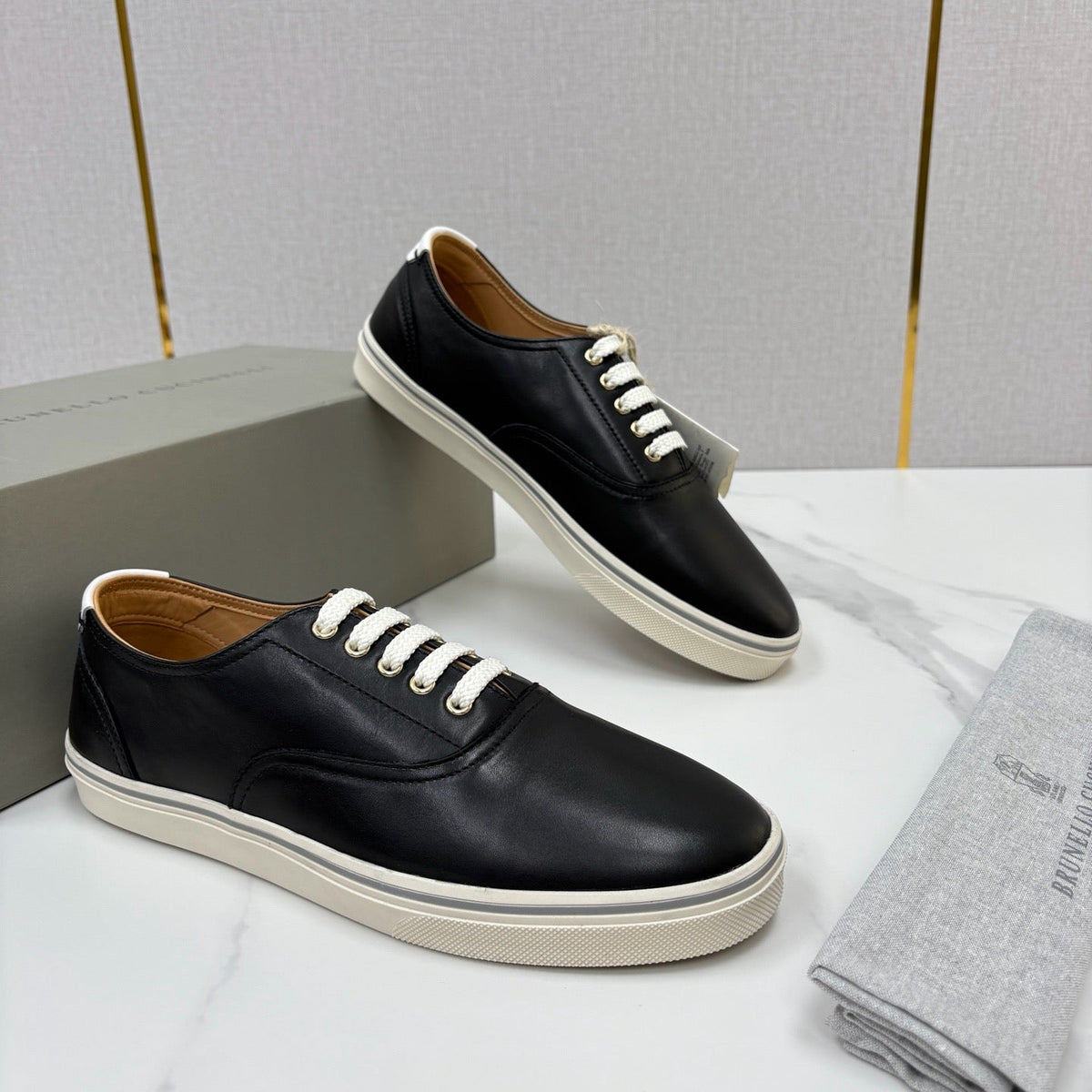 Black Leather Contrast Sole Low-Top - Men's