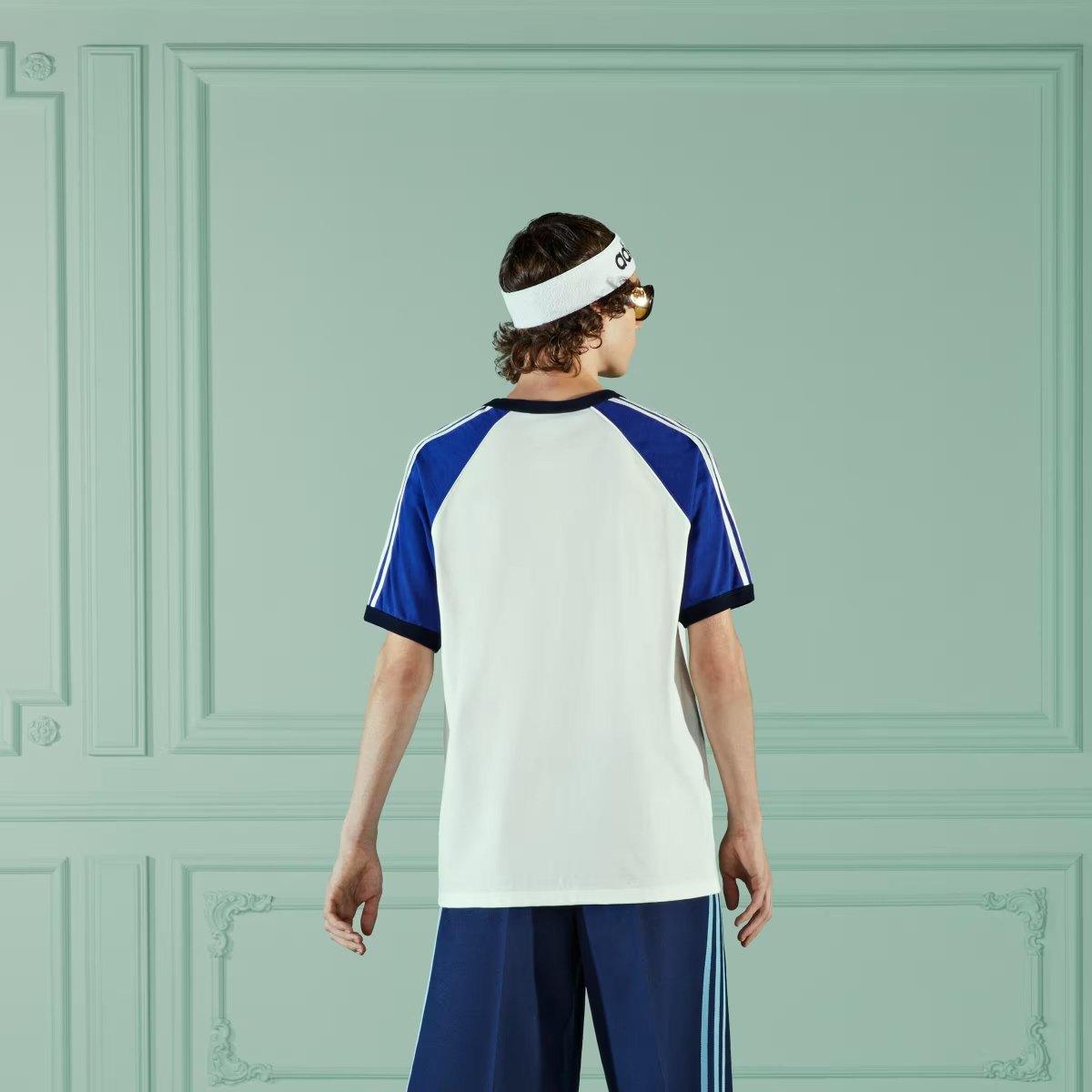 cotton jersey T-shirt – this cotton jersey T-shirt has contrast color details and the Trefoil print on – LUX VERSE Luxury Designer Fashion Outlet