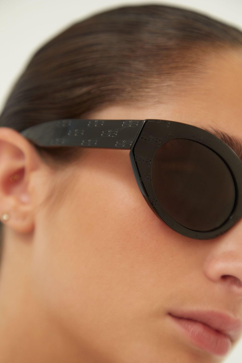 Oval femenine black sunglasses – bB folding hinges – LUX VERSE Luxury Designer Fashion Outlet