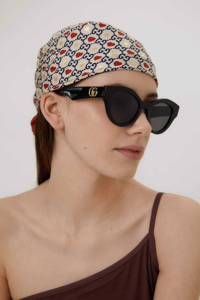 Cat eye black sunglasses with GG logo – inspired by a gender fluid look, translated in a street style effortless look – LUX VERSE Luxury Designer Fashion Outlet
