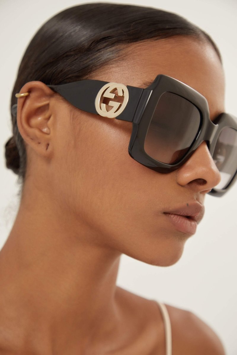 Femenine black sunglasses with integrated GG logo – the shape is also available in selected color options without the chain for a more – LUX VERSE Luxury Designer Fashion Outlet