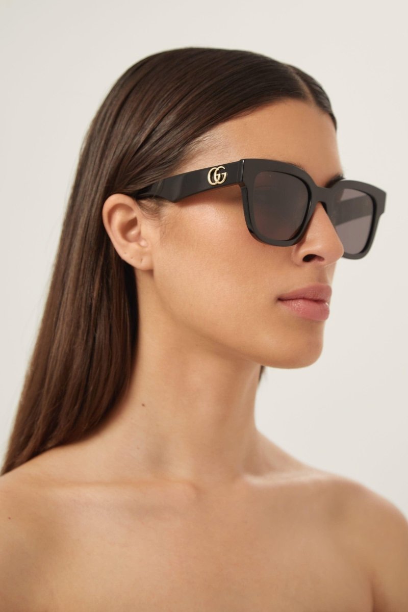 GG0998S squared femenine black sunglasses – inspired by a gender fluid look, translated in a street style effortless look – LUX VERSE Luxury Designer Fashion Outlet