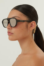 Pilot sporty sunglasses in black – sporty and vintage inspired this pilot style is made in full plastic with – LUX VERSE Luxury Designer Fashion Outlet