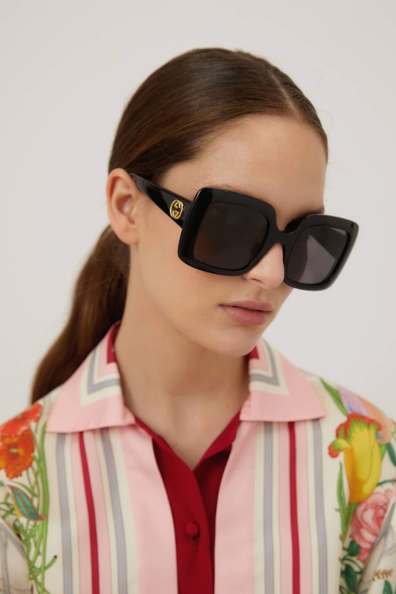 Squared black sunglasses – concept characterized by volumes highlighting the brightness and thickness of – LUX VERSE Luxury Designer Fashion Outlet