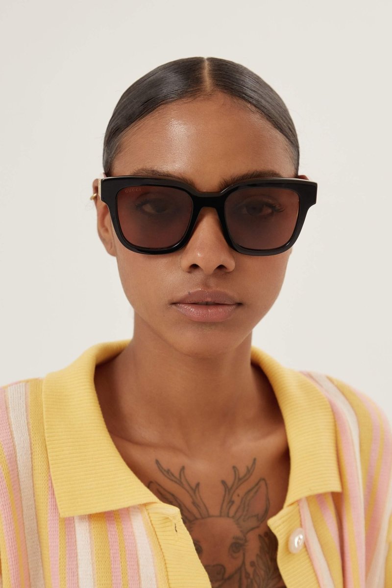 Squared femenine black and marble pink sunglasses – pared-back simplicity characterises the essential shapes, lines and colours of this – LUX VERSE Luxury Designer Fashion Outlet