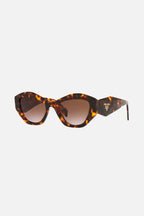Oval sunglasses featuring iconic logo – of silhouettes and colors: from the refined CinŽma styles to square – LUX VERSE Luxury Designer Fashion Outlet