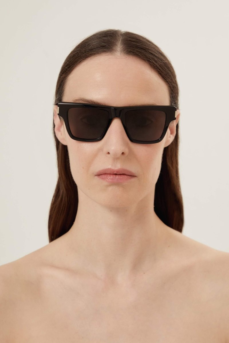 Squared black angular sunglasses – tHE STYLE IS ENRICHED BY THE ICONIC METAL CORNER ANGLE DETAILS – LUX VERSE Luxury Designer Fashion Outlet